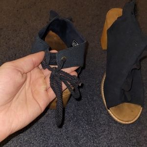 TOMS 8.5 Women's open toed chunky heel